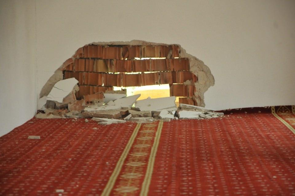 <p>Niğde'de Akşam namazına 7 dakika bir caminin üzerine yıldırım düştü, cami duvarı kısmen yıkıldı.</p>
<p> </p>