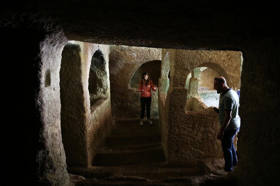 <p>Herkesin tüneli gelip görmesini tavsiye eden Arık, "İnsanı düşündürecek bir tünel var burada, insan gücüyle yapılmış ama nasıl yapılmış hayret verici, görmeye değer bir yer." diye konuştu.</p>
<p> </p>