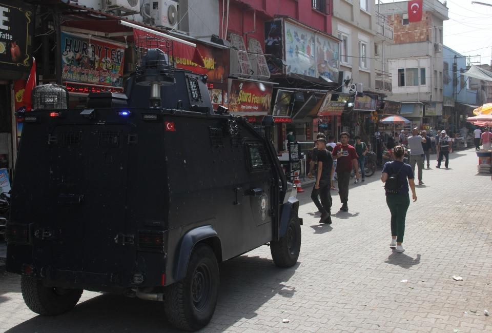 <p>Uygulamada 718 Suriye uyruklu şahıs sorgulanırken, Suriyelilere ait 421 ait iş yeri de kontrol edildi. Kontroller esnasında bir bakkal dükkanının arka bölmesinde çeşitli markalarda çok sayıda ilaç bulundu. Dükkan sahibi Suriye uyruklu Sami Eleti isimli şahıs ve ilaçlar, işlem yapılmak üzere Dağlıoğlu Polis Merkezi Amirliğine teslim edildi. </p>
<p> </p>