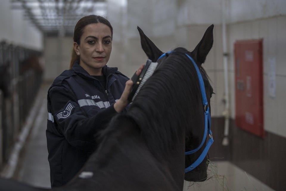 <p>Kapadokya bölgesindeki turistik merkezlerde devriye faaliyeti için görevlendirilen atlı birliklerde yer alan Okan ve Özbek turistlerin ilgisini çekiyor.</p>

<p> </p>
