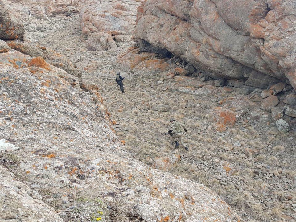 <p>Açıklamada, PKK'lı teröristlerin saldırılarını engellemek amacıyla sürdürülen istihbari çalışmalar sonucunda, el yapımı patlayıcılarda kullanılan malzemelerin bulunduğu sığınak ve barınakların tespit edildiği belirtildi.</p>
<p> </p>