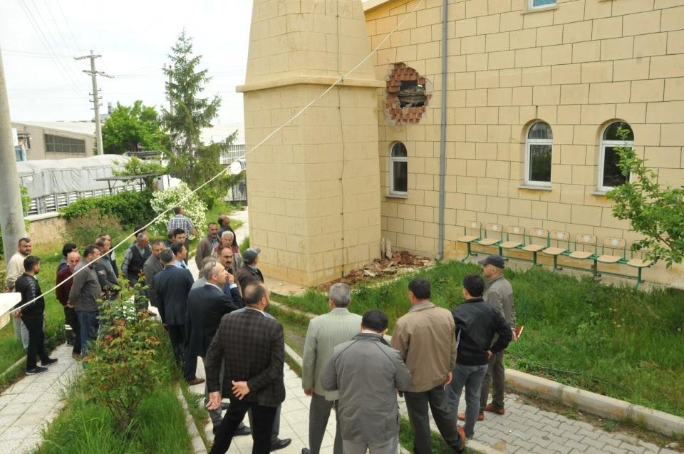 <p>Niğde AFAD ekipleri ve Çevre ve Şehircilik Müdürlüğü ekipleri camide hasar tespit çalışması başlattı. Ata Sanayi Sitesi Başkanı Osman Kılıç "Akşam namazına 7 dakika filan vardı. Tam o sıralarda oldu.</p>
<p> </p>