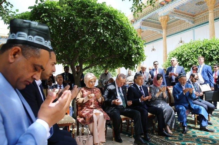 <p>Cumhurbaşkanı Recep Tayyip Erdoğan Buhara temaslarına başladı. Cumhurbaşkanı Recep Tayyip Erdoğan ve eşi Emine Erdoğan, Özbekistan’ın Buhara şehrinde bulunan Muhammed Bahauddin Şeyh Nakşibendi Hazretleri’nin türbesini ziyaret etti.</p>
<p> </p>