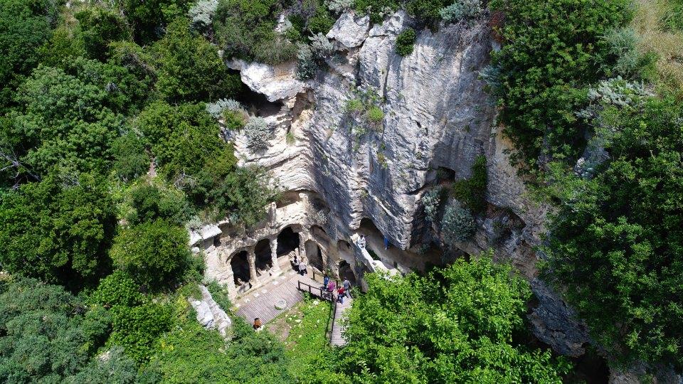 <p>Tünelin yaklaşık 100 metre ilerisinde bulunan, mimari yapısı ve dekorasyonuyla büyük gösterişe sahip Beşikli Mağara da turist rehberlerinin rotası içerisinde yer alıyor.</p>
<p> </p>