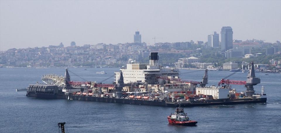 <p>Pioneering Spirit, geniş petrol ve doğalgaz platformlarının tek hamlede kaldırma yöntemiyle monte ve de-monte edilmesi ve çok yüksek ağırlıktaki boru hatlarının döşenmesi için özel olarak tasarlandı.</p>
<p> </p>