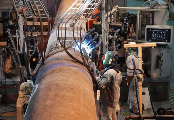 <p>Derin deniz boru hattı döşeme işini ilk kez TürkAkım projesinde gerçekleştiren Pioneering Spirit'in genişliği 382 metre ve uzunluğu 124 metre. Depolama alanında azami dört günlük boru depolayabilen gemiye, sürekli boru tedariki sağlanıyor. Gemiye her bir seferde 700-800 boru transferi yapılırken, bu boruların Pioneering Spirit depolama alanına aktarılması iki günü buluyor.</p>
