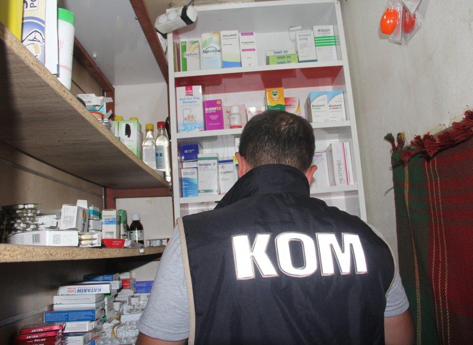 <p>Adana polisi Suriyeli göçmenleri denetlemek için onların yoğunlukta yaşadığı yerde özel harekat polisinin de katılımıyla uygulama yaptı. Uygulamada bir bakkal dükkanında çok sayıda ilaç ele geçirilirken, bir bilardo salonunun arka tarafına 'izin belgesiyle' yapılan kaydıraklı yüzme havuzu ise herkesi şaşkına çevirdi.</p>

<p> </p>
