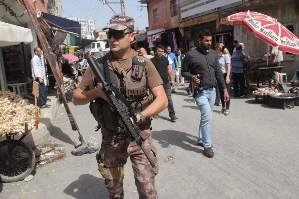 <p>Aralarında özel harekat polislerinin de bulunduğu çok sayıda emniyet mensubu, Mirzaçelebi Mahallesinde özellikle Suriyelilerin yoğunlukta olduğu bölgeye geldi. Zırhlı araçlarla sokağa giren polis bütün iş yeri ve Suriyeli vatandaşların üzerinde tek tek arama yaptı. </p>

<p> </p>

