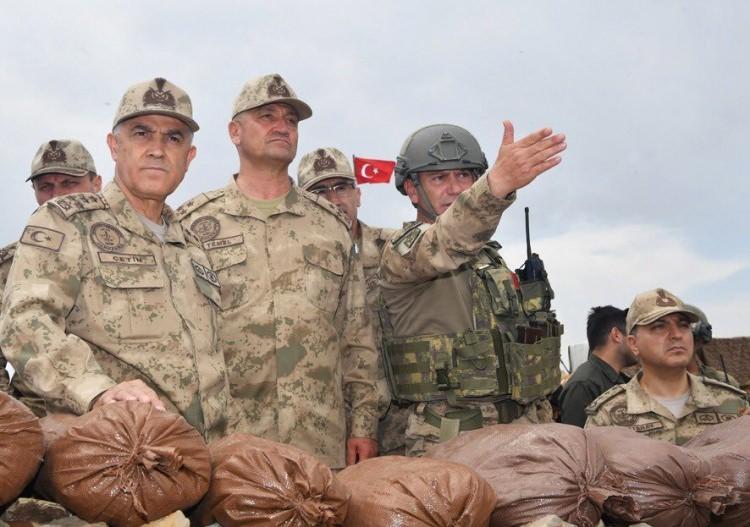 <p>Jandarma Genel Komutanı Orgeneral Arif Çetin ile birlikte 2. Ordu Komutanı Korgeneral İsmail Metin Temel, 1083 rakımlı Şehitler Tepesi'ni ziyaret etti.</p>

<p> </p>
