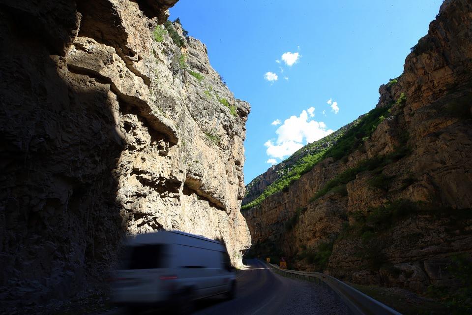 <p>Cam köprünün inşasına bu yıl içinde başlanmasının planlandığını dile getiren Gümüş, çalışmaların ise yaklaşık 1,5 yıl süreceğini tahmin ettiklerini vurguladı.</p>
<p> </p>