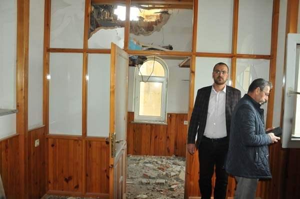 <p> Şimşek çaktıktan sonra camiye koştuk birileri geldi mi diye. Camide kimse yoktu tam o sırada. Çok şükür can kaybı olmadı. Sanayideki esnaflarımızın bazı dükkanlarında hasar oldu" dedi. </p>
