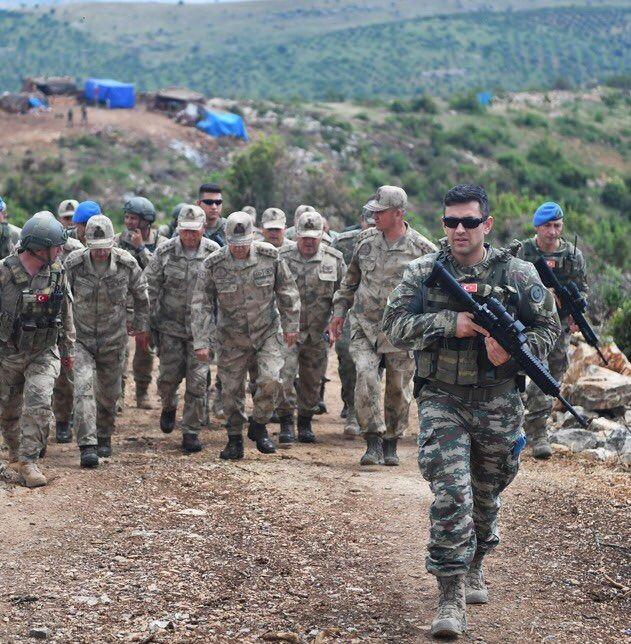 <p>Bölgede terör örgütü PKK ve uzantılarına karşı yapılan başarılı harekatın ardından Korgeneral İsmail Metin Temel, tepeyi gezdi.</p>