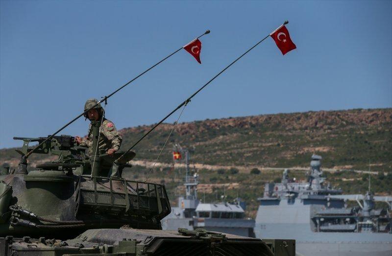 <p>Deniz topçuları ve Hava Kuvvetlerine ait uçaklar, belirtilen hedefleri tam isabetle vurarak eğitimlerini tamamladı.</p>
<p> </p>