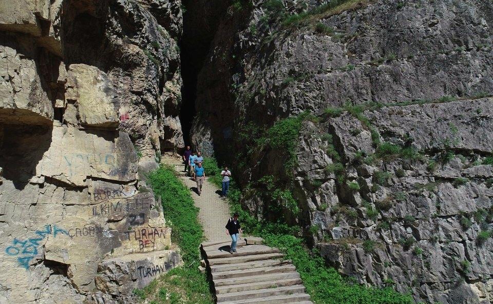 <p>Kanyonun turizme hizmet noktasında iyileştirilmesi ve insanların daha çok istifade edebilmesi için bir dizi çalışma başlattıklarını belirten Gümüş, "Hazırlanan proje sayesinde kanyonda sosyal tesisler, kafeteryalar gibi insanların daha çok zaman geçirebileceği alanlar yapacağız." dedi.</p>

<p> </p>
