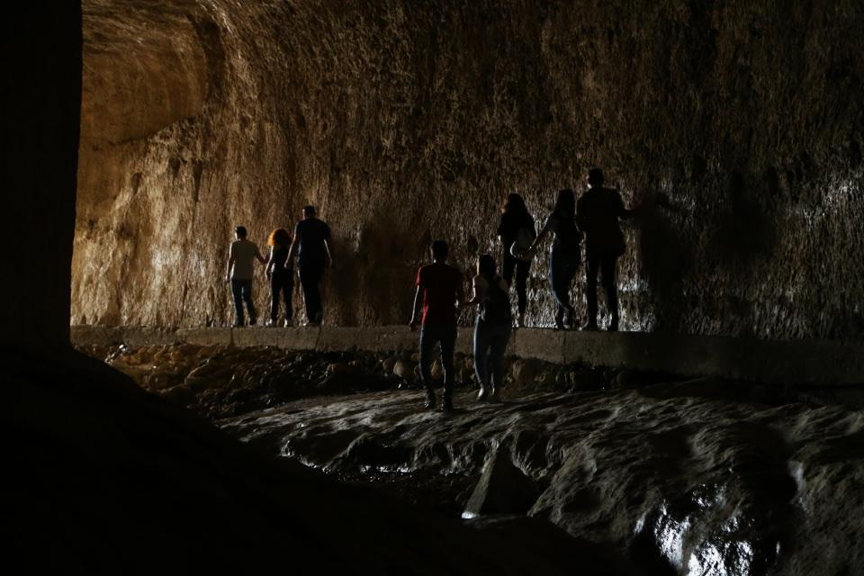 <p>Hatay'ın Samandağ ilçesinde, Romalılar döneminde sel sularını önlemek için bin esire yaptırılan Titus Tüneli ve bitişiğindeki Beşikli Mağara, ilginç hikayesi ve muazzam yapısıyla ziyaretçileri tarihi yolculuğa çıkarıyor.</p>
