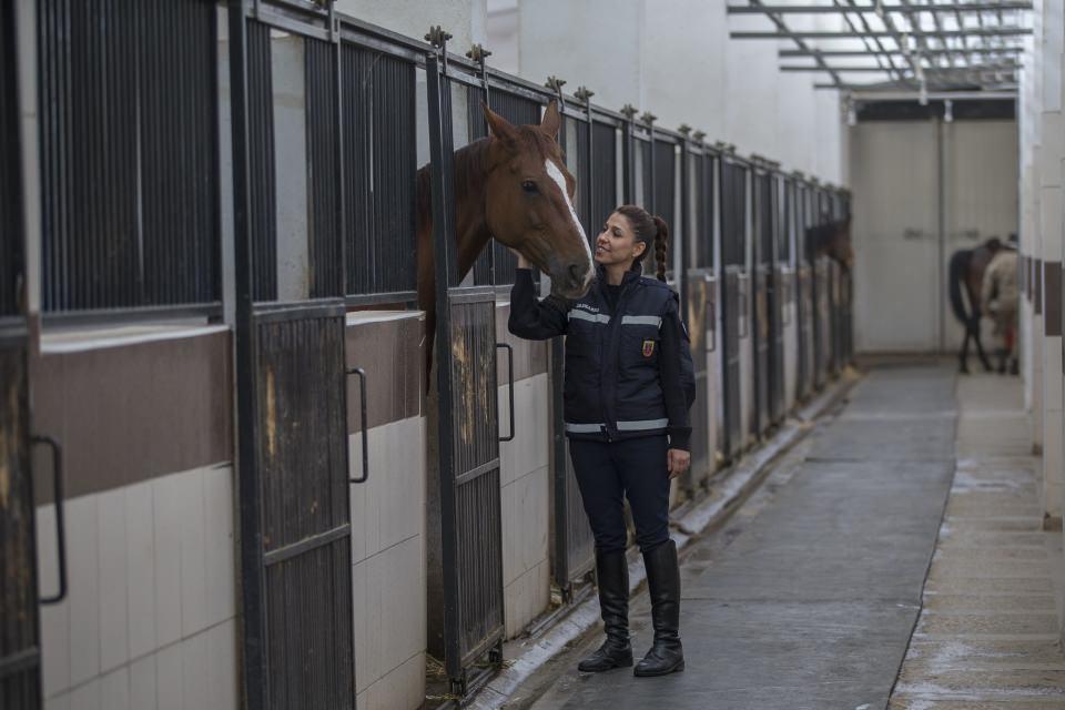 <p>Merkezde görev yapan Astsubay Kıdemli Üstçavuş Semra Okan (36) ve Astsubay Üstçavuş Hatice Özbek (32), her sabah mesaiye sorumlu oldukları atların tımarını yaparak başlıyor.</p>
<p> </p>
