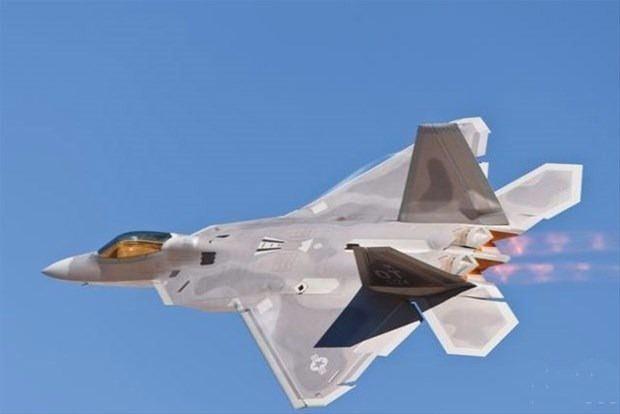 <p>5'inci nesil savaş uçağı kategorisinde yer alan F-22 Raptor, dünyanın en iyi ve en pahalı muharebe uçağı olarak kabul edilir.</p>
<p> </p>
<ul>
</ul>