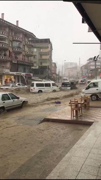 <p>Aşırı yağış nedeniyle başlayan selde araçlar suda sürüklendi.<br />
Mamak'ta aniden bastıran yağmur nedeniyle birçok işyerini de su bastı.</p>
