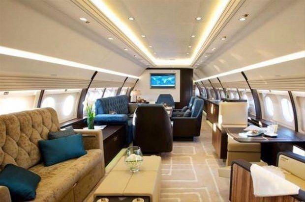 <p>Bu süper jet, 375 yolcu taşıma kapasitesine sahip ve 14.484 kilometre menzil yol gidebiliyor.</p>
<p> </p>
<ul>
</ul>