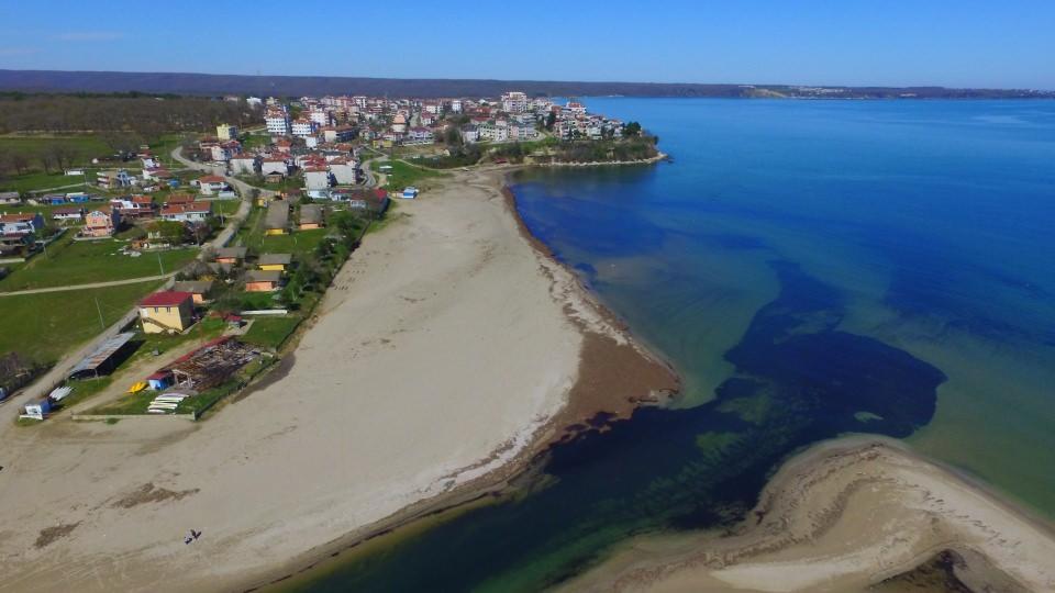 <p>Bölgeye gelen yerli ve yabancı turistlerin bazıları longozun derinliklerini görmeye çalışırken, bazıları ise akarsuların deniz ile birleşmesine tanıklık ediyor.</p>
<p> </p>