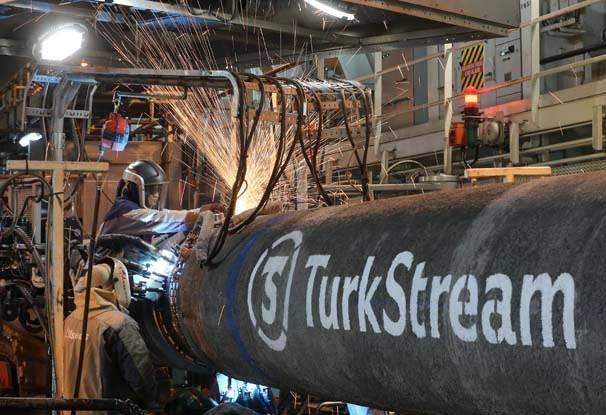 <p>Dünyanın en büyük inşaat gemisi olan, TürkAkım Doğalgaz Boru Hattı'nın derin sulardaki kısmını döşemek üzere 40 milletten 562 kişinin görev yaptığı Pioneering Spirit, yaklaşık 10 aylık yolculuğunun ardından bugün itibarıyla Türkiye kıyısına ulaştı. Böylece TürkAkım'ın Türkiye'ye doğalgaz tedarik edecek ilk hattının derin deniz kesimi tamamlanmış oldu. </p>