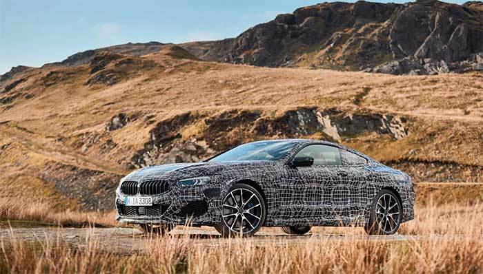 <p>BMW’nin DSC olarak adlandırdığı dinamik sürüş kontrol sisteminin seçilen sürüş modlarına göre tepkiler vereceğini açıklayan BMW, Sport ve Sport + modlarında otomobilin farklı bir kimliğe bürüneceği belirtildi. BMW 8 Serisi’nin haziran ayında tanıtılması ve bu yılın sonunda satışa sunulması bekleniyor.</p>
