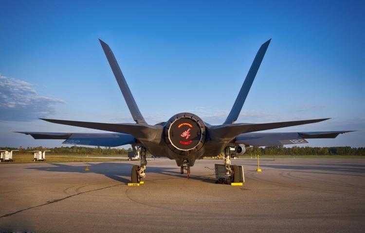 <p>Üç uçak tipinin de iniş takımı kilit parçaları için Heroux Devtek'i tek tedarikçi olarak destekleyen Kale Havacılık'ın ayrıca, motor donanımlarının üretimi amacıyla İzmir'de Pratt & Whitney ile bir ortak girişim oluşturduğu biliniyor.</p>
