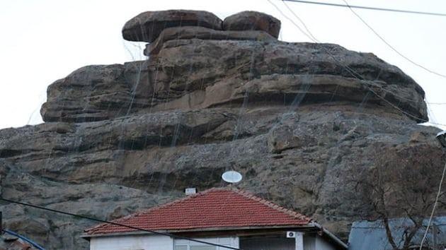 <p>Köy sakinlerinden Emrah Şimşek ise, korkularının sürdüğünü ifade ederek, "Benim evim hemen kayaların altında. Burada bu tedbir alındı ama endişelerimizin giderilmesi açısından hiçbir faydası olmadı. Tedbir alındıktan sonra kaya düşmedi ancak korku ile yaşıyoruz" diye konuştu.</p>
