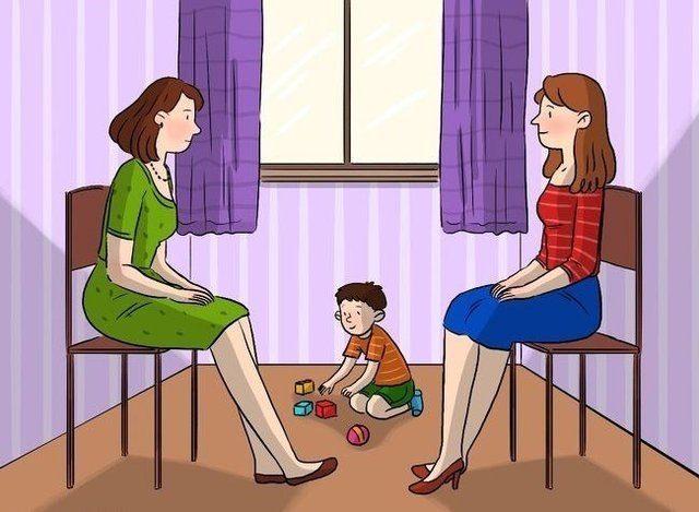 <p>CEVAPLAR</p>

<p>Yeşil kıyafetli kadın çocuğun annesi. Çünkü sandalyedeki oturuşu ve ayaklarının duruşu çocuğunu koruma iç güdüsünde olduğunu gösteriyor. Ayrıca, küçük çocuklar bir aktivite yaparken genellikle annelerine yüzleri dönük halde olurlar. Çocuk bu karede yeşil kıyafetli kadına dönük oturmuştur.</p>

<p> </p>

