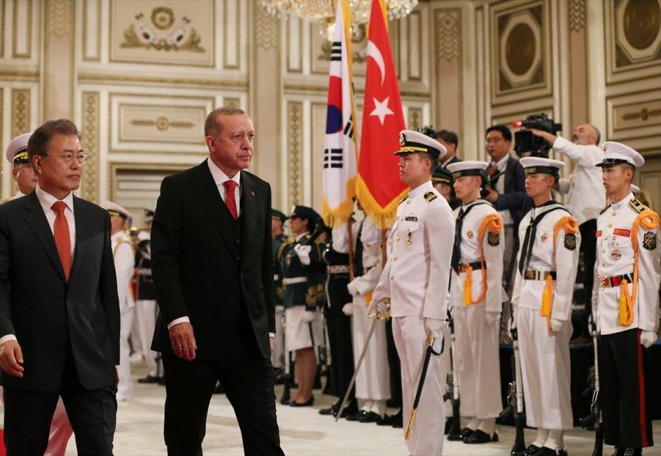 <p>Erdoğan ile Moon tören kıtasını selamladıktan sonra, eşleriyle  beraber tören alanındaki yerlerini almalarının ardından Türkiye ve Güney Kore milli marşları çalındı. </p>
