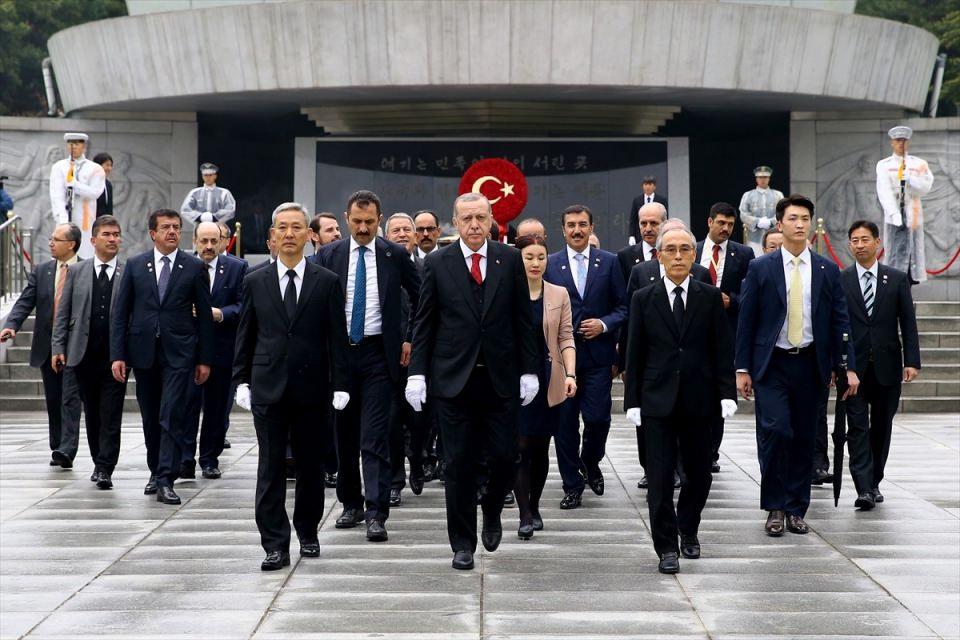 <p><strong>ULUSAL MEZARLIĞI ZİYARET ETTİ</strong></p>

<p>Erdoğan, Güney Kore Devlet Başkanı Moon Jae-in ile temasları  sonrasında Cumhurbaşkanlığı Sarayı'ndan Ulusal Mezarlığa gitti.</p>

<p> </p>
