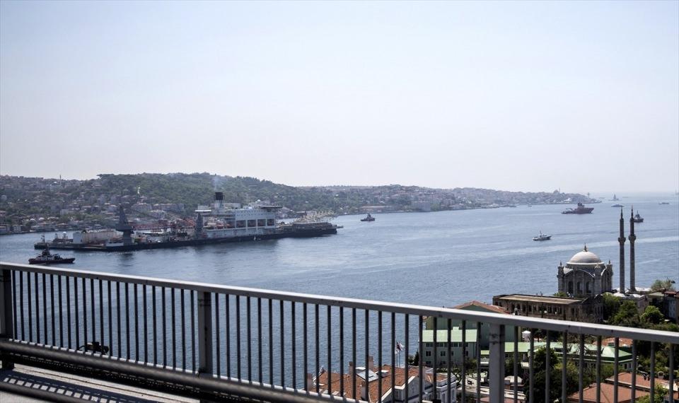 <p>Derin deniz boru hattı döşeme işini ilk kez TürkAkım projesinde gerçekleştiren Pioneering Spirit'in genişliği 382, uzunluğu 124 metre.</p>
<p> </p>