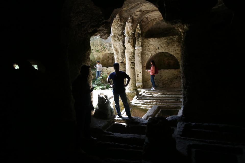 <p>Yapının "elle yapılan dünyanın en büyük tüneli" olduğunu belirten Işıkgör, "Samandağ ve Hatay için Titus Tüneli çok önemli çünkü burası bir ören yeri ve burayı ziyarete gelenlerin sayısı gün geçtikçe artıyor. Bu tünelin turizmde bir değer haline gelmesi hem bizleri umutlandırıyor hem de turizmcileri sevindiriyor." dedi.</p>

<p> </p>
