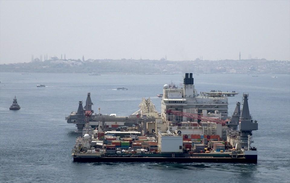 <p>Tek seferde 2,5 Eyfel Kulesi ağırlığında platformları kaldırabilen gemi, İstanbul Boğazı'ndan geçiş yaptı. Pionering Spirit, Roterdam'da 10 günlük bakım çalışmasının ardından, Norveç kıta sahanlığında 22 bin tonluk bir petrol sondaj platformunun kurulumu için yola çıkacak.</p>
<p> </p>