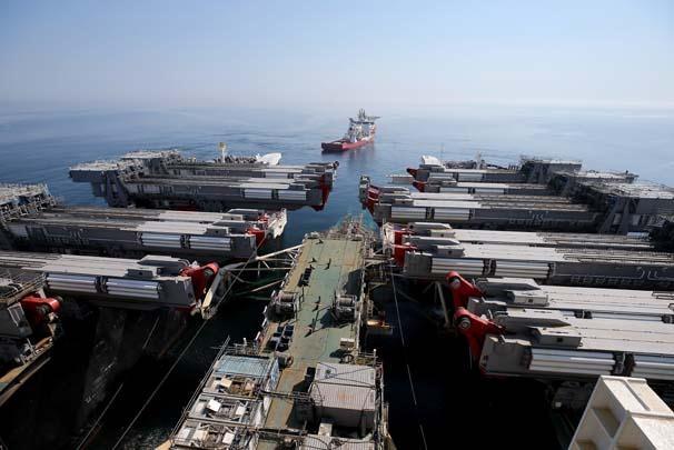 <p>İlk gaz Aralık 2019'da<br />
<br />
Pioneering Spirit ziyareti sırasında projeye ilişkin güncel bilgiler veren TürkAkım Sözcüsü Sander van Rootselaar da birinci hattın tamamlandığını ve ikinci hattın da Türkiye Münhasır Ekonomik Sınırı'na kadar 224 kilometre döşendiğini vurguladı.<br />
<br />
Boru hatlarının kıyıya ulaştığı noktada kendi şirketlerinin yetki ve sorumluluğundan çıktığını, kara kısmındaki boru hattının Boru Hatları ile Petrol Taşıma AŞ (BOTAŞ) tarafından döşeneceğini dile getiren van Rootselaar, BOTAŞ'ın bu kısım için şu an Çevresel Etki Değerlendirme (ÇED) sürecinde olduğunu söyledi.</p>