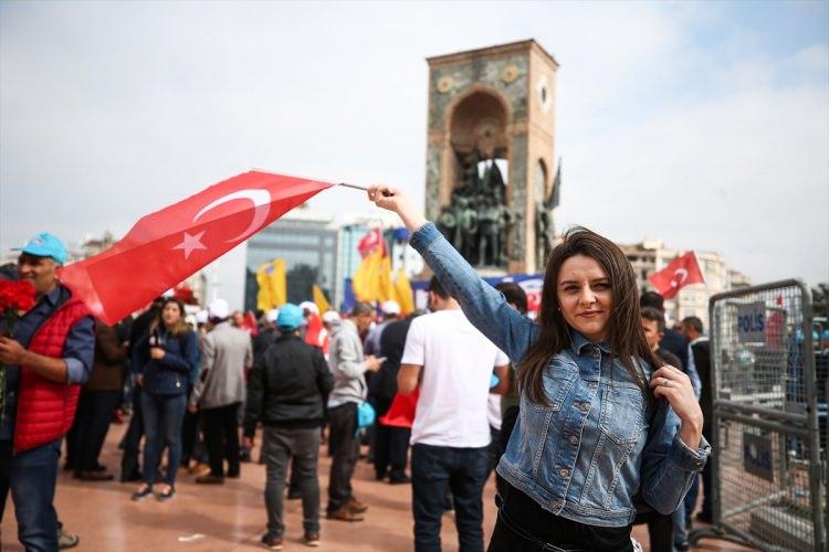 <p>1 Mayıs Emek ve Dayanışma Günü kutlamaları dolayısıyla Türkiye İşçi Sendikaları Konfederasyonu (TÜRK-İŞ) üyesi bir grup Taksim Meydanı'na gelerek açıklama yaptı.</p>