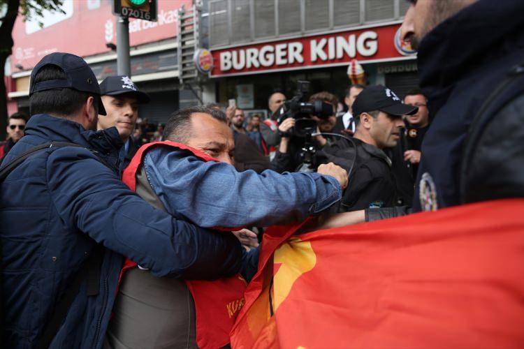 <p>Beşiktaş'tan, 1 Mayıs Emek ve Dayanışma Günü'nde toplantı ve gösteri yürüyüşü yapılmasına izin verilmeyen Taksim'e çıkmak isteyen Halkın Kurtuluş Partisi (HKP) üyesi bir grup gözaltına alındı.</p>
<p> </p>