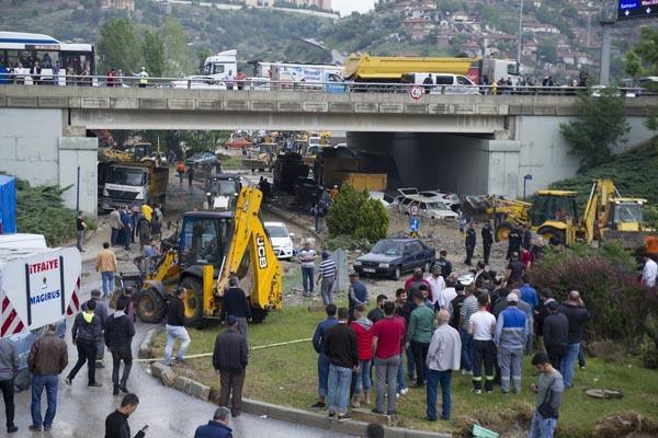 <p>Ankara'da aniden başlayan yağmur sele neden oldu. Ankara Büyükşehir Belediye Başkanı Mustafa Tuna, "Bir afetle karşılaştık, yaralılarımız var onların da hayati tehlikesi yok. Can kaybı olmaması tesellimiz. Bugüne kadar yaşanmamış bir afet meydana geldi. 500 yılda bir olacak bir afet yaşandı" dedi.</p>
