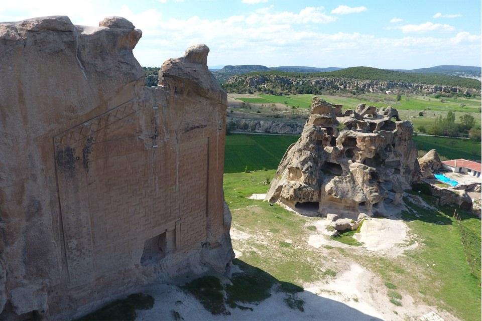 <p>Ege ve İç Anadolu bölgelerindeki 4 ilden geçen Frig Yolu, Türkiye'nin en uzun üçüncü yürüyüş yoluna sahip 506 kilometrelik parkuruyla doğaseverlerin yeni uğrak yeri haline geldi.</p>
