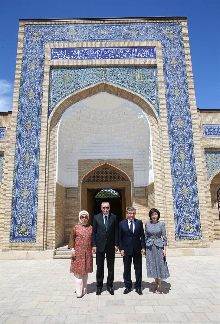 <p>Özbekistan’ın Buhara şehrine gelen Cumhurbaşkanı Recep Tayyip Erdoğan ve eşi Emine Erdoğan, Şah-ı nakşibend Seyyid Muhammed Bahauddin Hazretlerinin türbesini ziyaret etti. Cumhurbaşkanı Erdoğan'a, Özbekistan Cumhurbaşkanı Şevket Mirziyoyev (sağ 2) ve eşi Ziraat Mirziyoyev (sağda) eşlik etti.</p>
