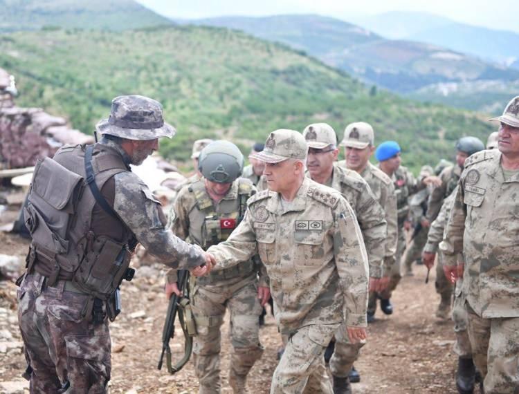 <p>Beraberindeki heyet ile birlikte, jandarma birlikleri ile 1083 rakımlı Şehitler Tepesini ziyaret eden 2. Ordu Komutanı Korgeneral İsmail Metin Temel, bölgede incelemelerde bulundu.</p>

<p> </p>
