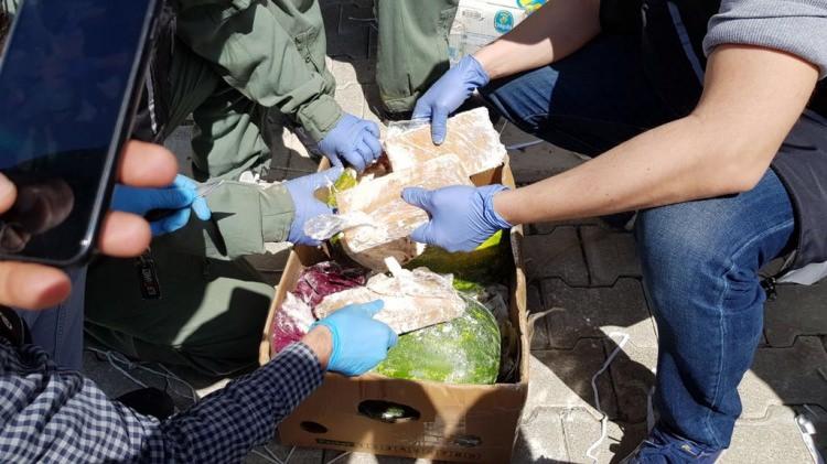 <p>Van Emniyet M&uuml;d&uuml;rl&uuml;ğ&uuml;nden yapılan a&ccedil;ıklamada, Narkotik Su&ccedil;larla M&uuml;cadele Şube M&uuml;d&uuml;rl&uuml;ğ&uuml; ekiplerince Gevaş karayolu &uuml;zerinde ş&uuml;phe &uuml;zerine &ccedil;ekici ve dorsesinde arama yapıldığı belirtildi.</p>
