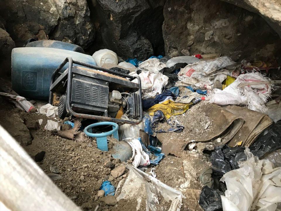 <p>"Operasyon sonucunda teröristler tarafından kullanılan ve içinde patlayıcı yapımında kullanılan 12 büyük tüp, 6 piknik tüpü, pil bloku, 400 metre elektrik kablosu, piknik tüpü başlığı ile çok miktarda yaşam ve gıda malzemesi ile tıbbi malzeme bulunan 2 sığınak tespit edilmiş ve kullanılamaz hale getirilmiştir."</p>

<p> </p>
