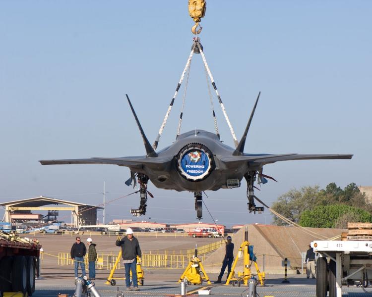 <p>2005 yılından bu yana F-35 programını destekleyen Kale Havacılık ise TUSAŞ/TAI ile birlikte F-35 uçak gövdesi yapısal parçalarını ve düzeneklerinin üretimini yapıyor.</p>

<p>Elektronik harp ve savunma alanında önemli bir Türk savunma şirketi olan Mikrodalga Elektronik Sistemleri A.Ş (MiKES) ise, British Aerospace Engineering (BAE) ve Northrop Grumman için F-35 uçak bileşenleri ve parçaları sağlıyor.</p>

