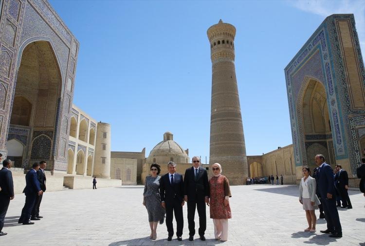 <p>Özbekistan’ın Buhara şehrine gelen Cumhurbaşkanı Recep Tayyip Erdoğan ve eşi Emine Erdoğan, Şah-ı nakşibend Seyyid Muhammed Bahauddin Hazretlerinin türbesini ziyaret etti. Cumhurbaşkanı Erdoğan'a, Özbekistan Cumhurbaşkanı Şevket Mirziyoyev (sol 2) ve eşi Ziraat Mirziyoyev (solda) eşlik etti.</p>

<p> </p>

