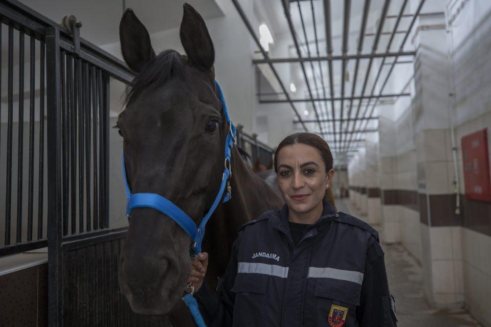 <p>Okan ve Özbek, bakım faaliyetlerinin ardından zindeliklerini koruyarak her an göreve hazır halde bulunmaları amacıyla atlara kapalı manejde yürüyüş ve itaat, asayiş ve eğitim parkurunda ise engel atlama çalışmaları yaptırıyor.</p>

<p> </p>
