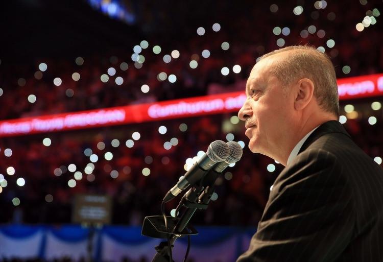 <p>Cumhurbaşkanı Recep Tayyip Erdoğan, Sinan Erdem Spor Salonu'nun ev sahipliğindeki AK Parti İstanbul İl Kongresi'nde partisinin 'Diriliş Manifestosu' olarak nitelediği ve hazırlanmasında bizzat yer aldığı Türkiye'nin merakla beklediği manifestoyu açıkladı.</p>
