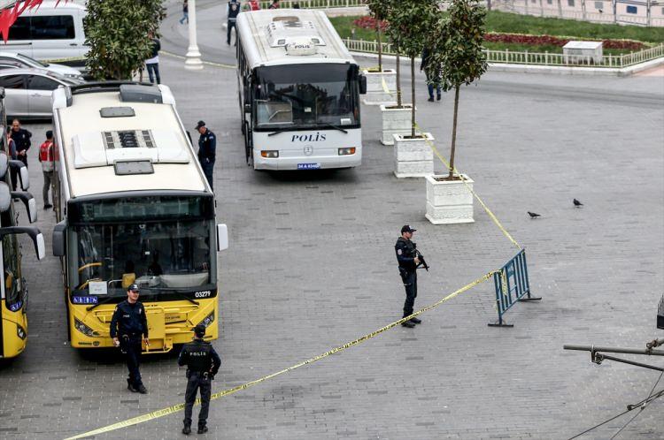 <p>1 Mayıs Emek ve Dayanışma Günü kutlamaları dolayısıyla Taksim Meydanı araç girişlerine kapatıldı.</p>
