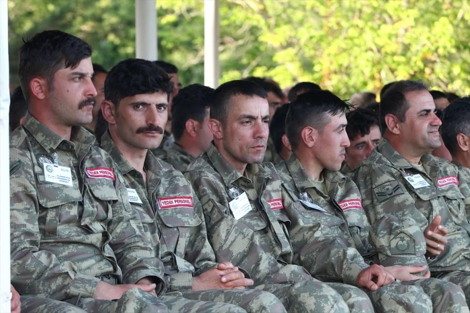 <p><strong>Kuruluşların tatbikata katkısı</strong></p>

<p> </p>

<p>Tatbikatta, birliğin seferberlikte ihtiyaç duyacağı meteorolojik değerlendirmeler Meteoroloji Bölge Müdürlüğünden görevlendirilen seyyar meteoroloji timi, Mehmetçik'in aileleriyle görüşmeleri için ücretsiz olarak yararlanabilecekleri telefon ve internet desteği, Türksat AŞ tarafından sağlandı.</p>

