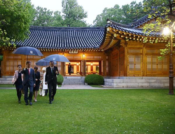 <p>Programa Güney Kore Cumhurbaşkanı Moon'un eşi Kim Jung-sook da katıldı.</p>
